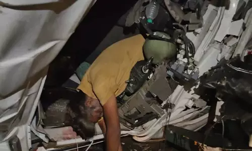 மணப்பாறை அருகே விபத்தால் சாலையில் நின்ற லாரி மீது  மற்றொரு லாரி மோதல்- டிரைவர் பலி