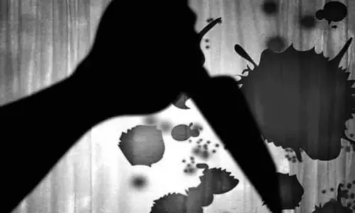 VIDEO: பட்டப்பகலில் நடுரோட்டில் 18 முறை கத்தியால் குத்தி கழுத்தை அறுத்து நடந்த கொலை