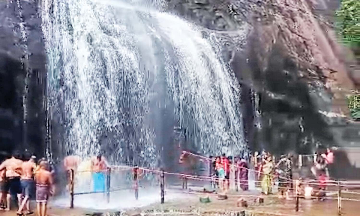 பழைய குற்றால அருவியில் சுற்றுலா பயணிகள் குளிக்க அனுமதி