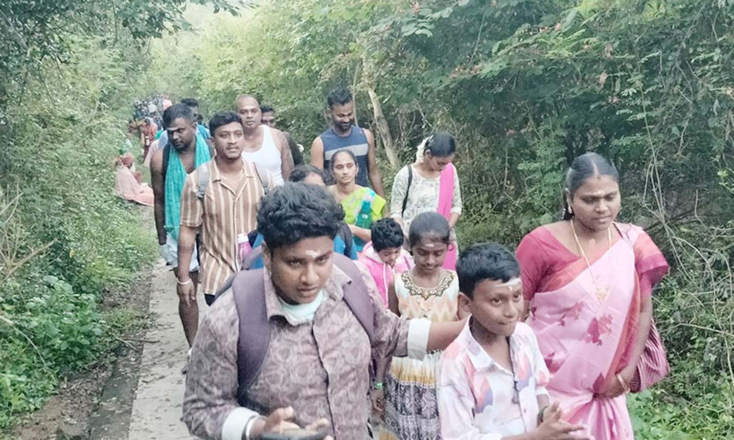 சனி பிரதோஷத்தை முன்னிட்டு சதுரகிரியில் திரண்ட பக்தர்கள் கூட்டம்