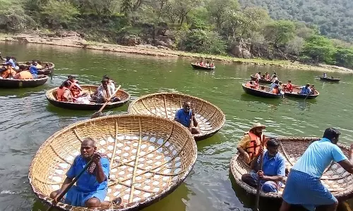 தொடர் விடுமுறையையொட்டி ஒகேனக்கலில் குவிந்த சுற்றுலா பயணிகள்