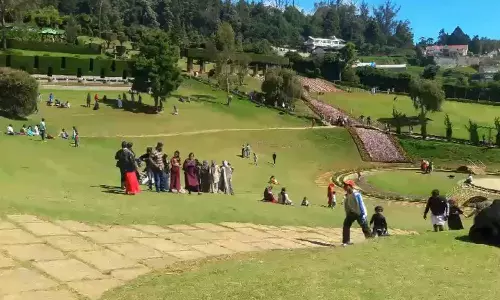 தொடர் விடுமுறை எதிரொலி: ஊட்டி சுற்றுலா தலங்களில் குவிந்த சுற்றுலா பயணிகள்