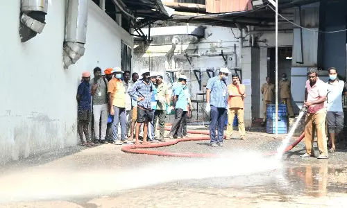 நாளை நடைதிறப்பு- சபரிமலையில் சன்னிதானம் முழுவதும் தூய்மை பணியில் ஊழியர்கள் மும்முரம்