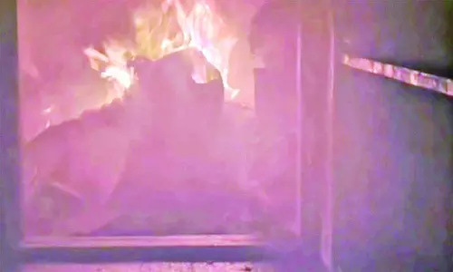 திருவிடைமருதூர் அருகே டீ துள் குடோனில் தீ விபத்து