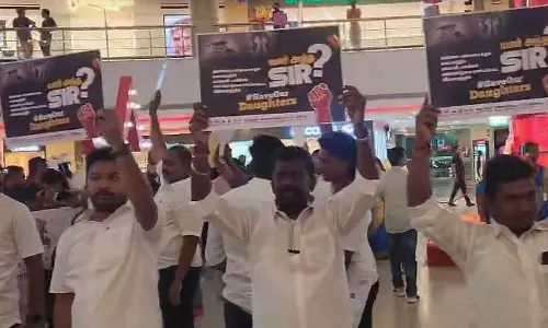 யார் அந்த சார்?..  எக்ஸ்பிரஸ் அவென்யூ மாலில் பதாகைகளை கையில் ஏந்தி அதிமுகவினர் போராட்டம்