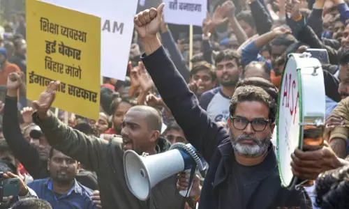 பீகார் அரசுத் தேர்வு முறைகேடு: மாணவர்கள் போராட்டத்தில் தடியடி - பிரசாந்த் கிஷோர் மீது பாய்ந்த வழக்கு