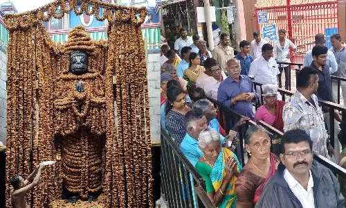 அனுமன் ஜெயந்தி விழாவையொட்டி நாமக்கல் ஆஞ்சநேயருக்கு 1 லட்சத்து 8 வடை மாலை அலங்காரம்