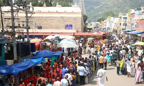 திருவண்ணாமலை கோவிலில் அலைமோதும் பக்தர்கள் கூட்டம்- புத்தாண்டை முன்னிட்டு சிறப்பு ஏற்பாடுகள்