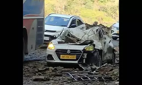 சுற்றுலாப் பயணிகள் கார் மீது பாறை சரிந்து பெண் பலி: 2 பேர் படுகாயம்