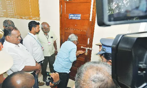 தமிழ் பல்கலைக்கழகத்தில் பதட்டம்: பதிவாளர் அறையின் பூட்டை உடைத்து பதவியேற்ற பொறுப்பு பதிவாளர்