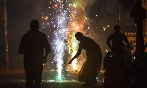 புத்தாண்டையொட்டி பட்டாசு வெடிக்க தடை- மீறுவோர் மீது நடவடிக்கை: காவல்துறை எச்சரிக்கை