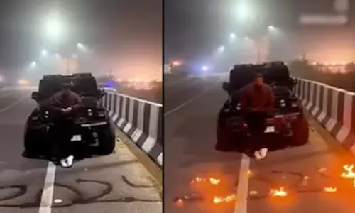 சாலையில் தீ வைத்து ரீல்ஸ் எடுத்த வாலிபர்- வீடியோ வைரல்