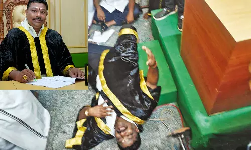 மாநகராட்சி கூட்டத்தில் கடும் வாக்குவாதம்: நெஞ்சுவலி எனக்கூறி தரையில் உருண்ட மேயரால் பரபரப்பு