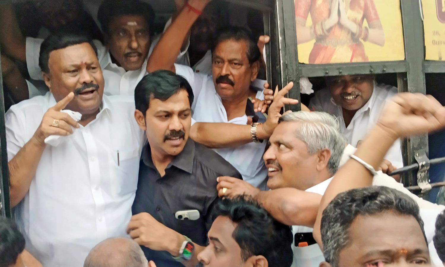 திண்டுக்கல்லில் போராட்டத்தில் ஈடுபட்ட முன்னாள் அமைச்சர் உள்பட 400 பேர் கைது