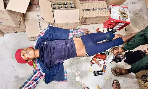 மதுக்கடையில் கொள்ளையடிக்கச் சென்று வயிறு முட்ட குடித்து தூங்கிய திருடன்