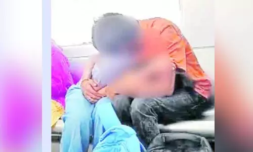 ரெயில் நிலையத்தில் காதல் ஜோடி முத்தமழை: சமூக வலை தளங்களில் கடும் எதிர்ப்பு