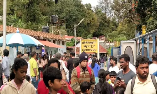 புத்தாண்டை கொண்டாட ஊட்டியில் குவிந்துள்ள சுற்றுலாப் பயணிகள்