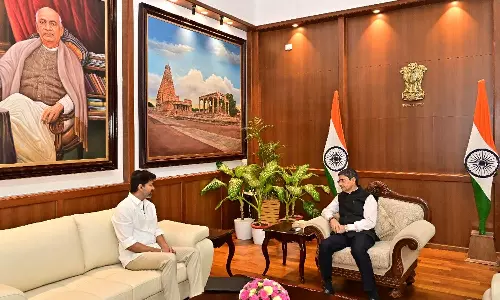 கவர்னரின் சூழ்ச்சி வலைக்குள் விஜய் சிக்க கூடாது - வி.சி.க.