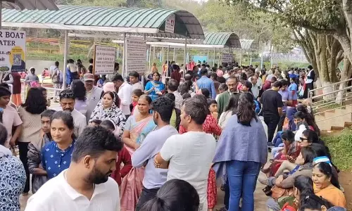 புத்தாண்டு கொண்டாட ஏற்காட்டில் குவிந்த சுற்றுலா பயணிகள்