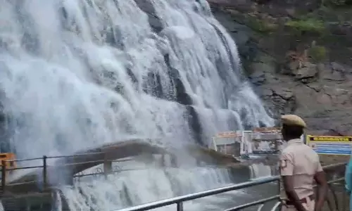 குற்றாலம் மெயின் அருவியில் சுற்றுலா பயணிகள் குளிக்க தடை