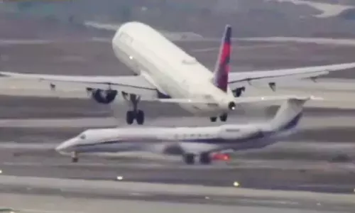 நூலிழையில் மோதாமல் தப்பிய இரு விமானங்கள்.. மரண பய வீடியோ