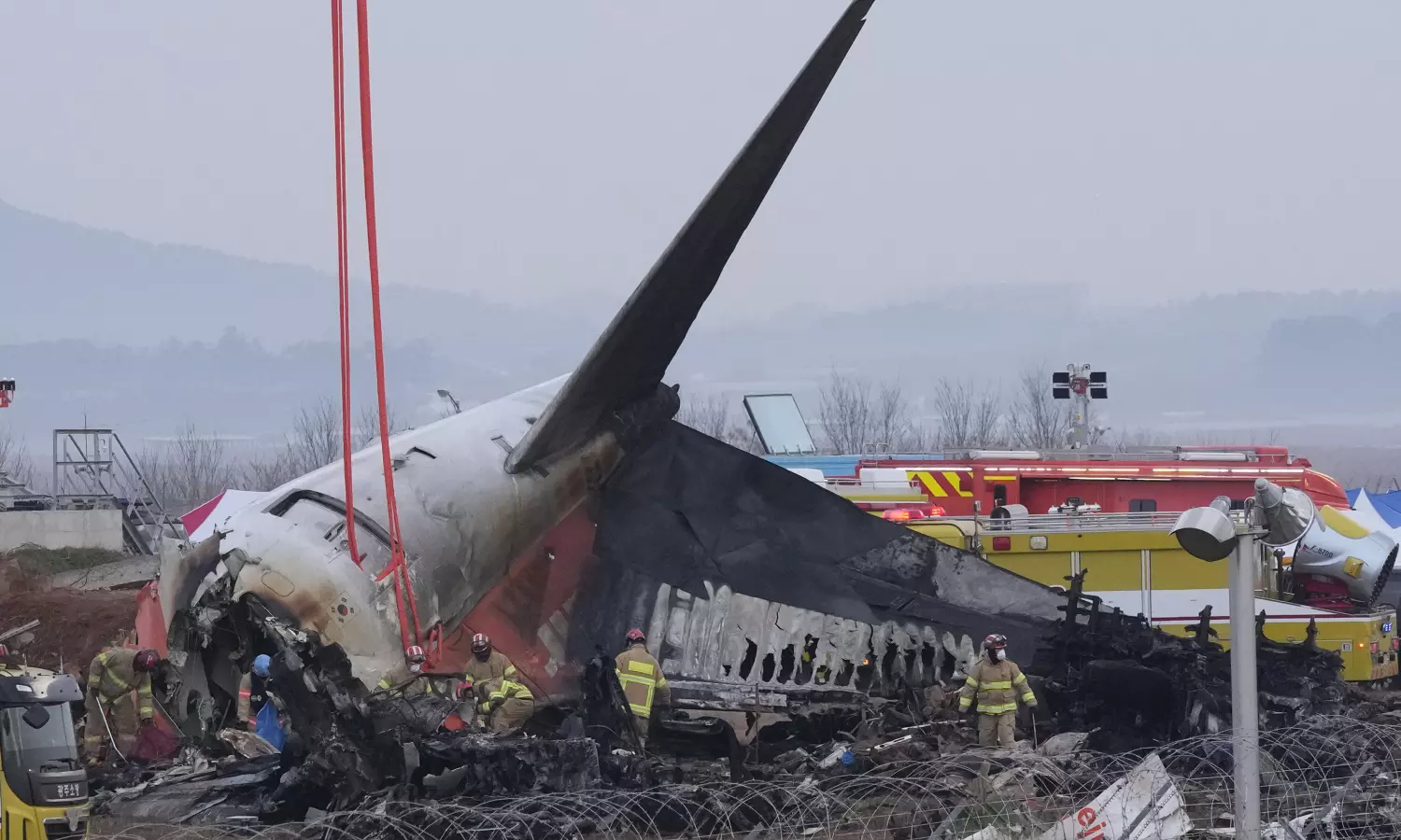 தென் கொரிய விமான விபத்து - இருவர் மட்டும் உயிர் தப்பியது எப்படி? தென் கொரிய விமான விபத்து - இருவர் மட்டும் உயிர் தப்பியது எப்படி?