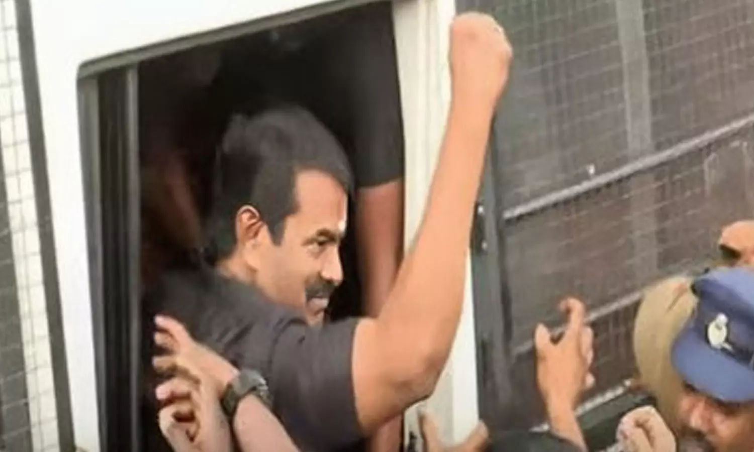 தடையை மீறி போராட்டம்- சீமான் கைது தடையை மீறி போராட்டம்- சீமான் கைது