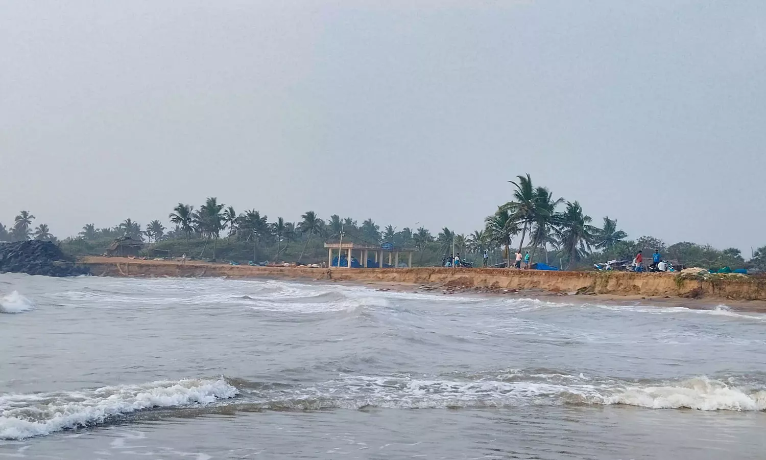 கடல் சீற்றத்தால் மண் அரிப்பு- தேவனாம்பட்டினம் ஊருக்குள் தண்ணீர் செல்லும் அபாயம்