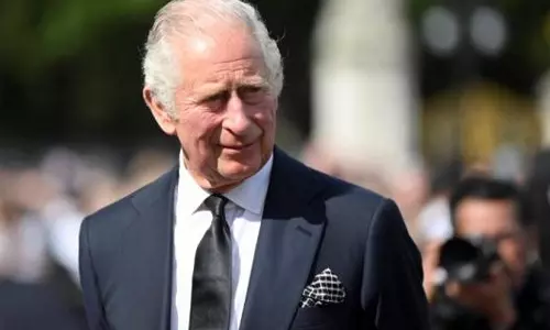 இங்கிலாந்தில் இந்திய வம்சாவளியினர் 30 பேருக்கு கவுரவ விருது- மன்னர் சார்லஸ் வழங்குகிறார்