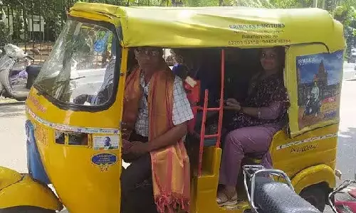 குடும்பத்தினருடன் ஆட்டோவில் புதுச்சேரியை சுற்றிப்பார்த்த திரிபுரா எம்.எல்.ஏ.