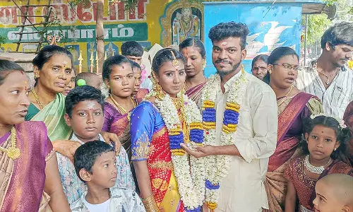 மதுரை மீனாட்சி அம்மன் கோவில் முன்பு  திருமணம் செய்து கொண்ட காதல் ஜோடி