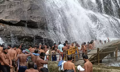மெயினருவியில் குளிக்க அனுமதி:  குற்றால அருவிகளில் குவிந்த சுற்றுலா பயணிகள்
