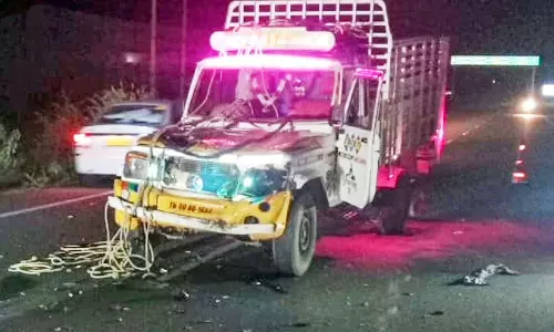 தேவதானப்பட்டி அருகே பைக் மீது சரக்கு வாகனம் மோதி விபத்து- தந்தை, மகன் பலி