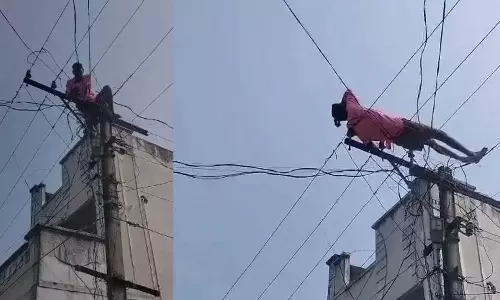 VIDEO: குடிபோதையில் மின்கம்பத்தில் ஏறி படுத்துக்கொண்ட இளைஞர்