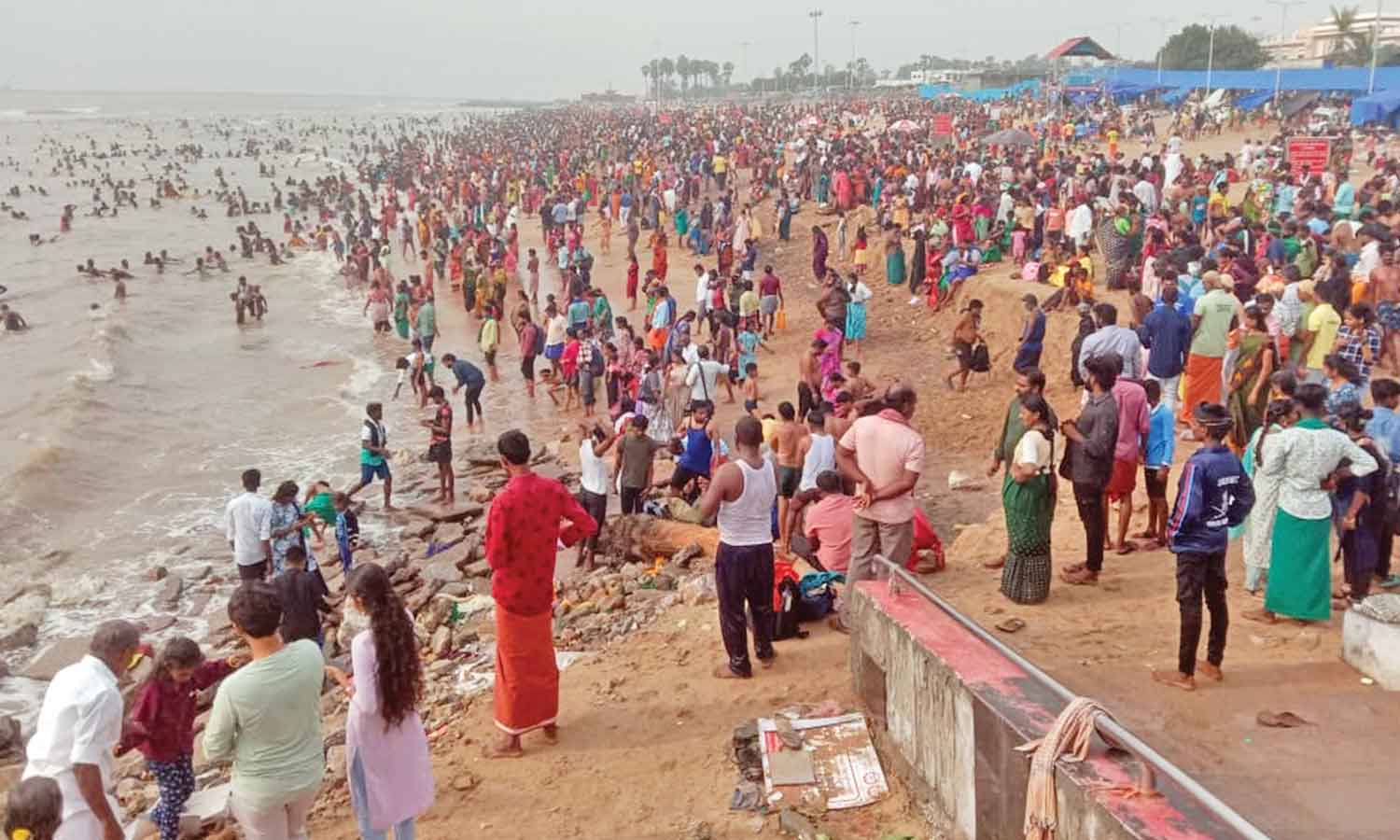 திருச்செந்தூர் சுப்பிரமணிய சுவாமி கோவிலில் பக்தர்கள் குவிந்தனர் திருச்செந்தூர் சுப்பிரமணிய சுவாமி கோவிலில் பக்தர்கள் குவிந்தனர்