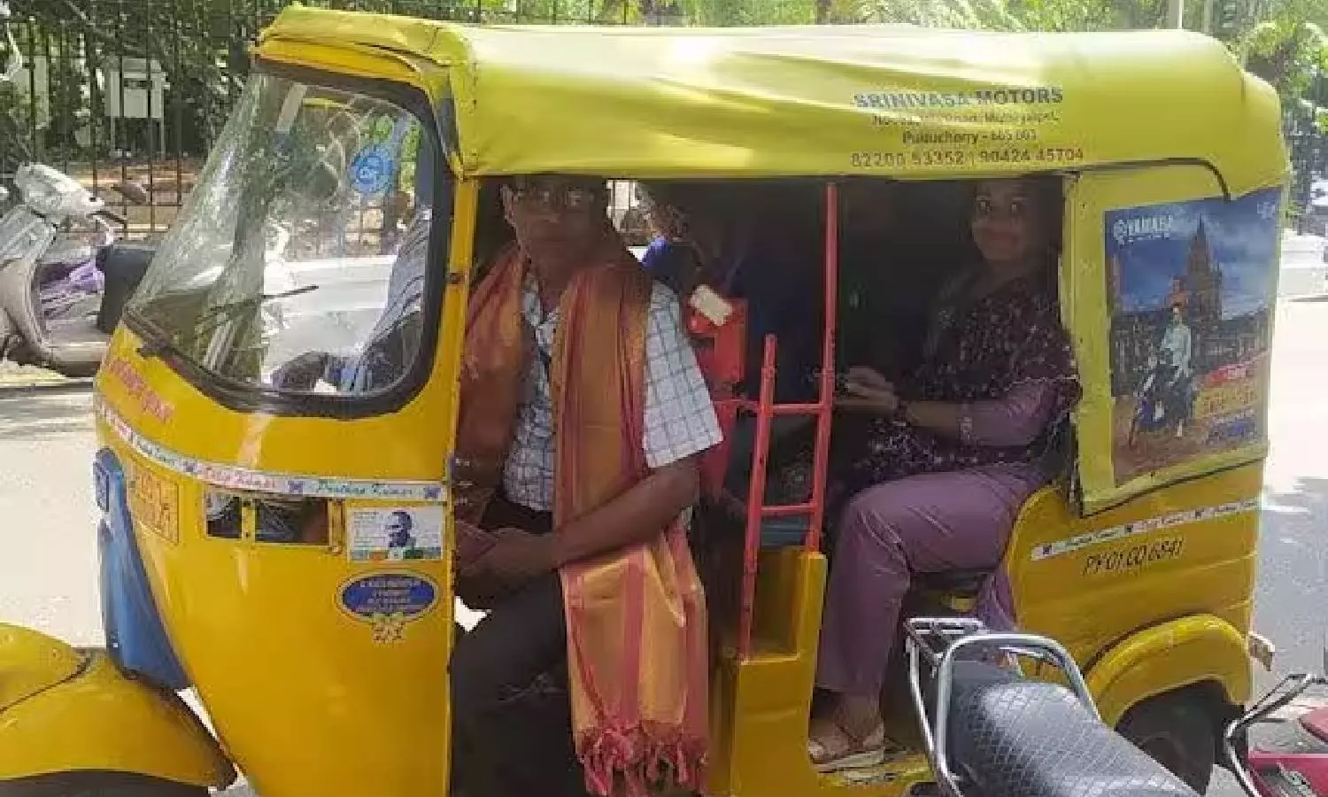 குடும்பத்தினருடன் ஆட்டோவில் புதுச்சேரியை சுற்றிப்பார்த்த திரிபுரா எம்.எல்.ஏ.