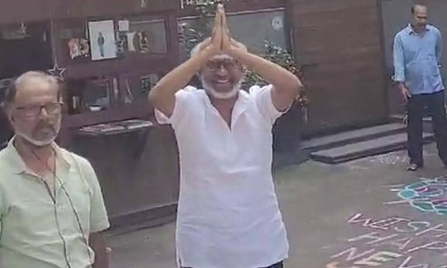 ஆங்கில புத்தாண்டு- ரசிகர்களை சந்தித்த ரஜினி