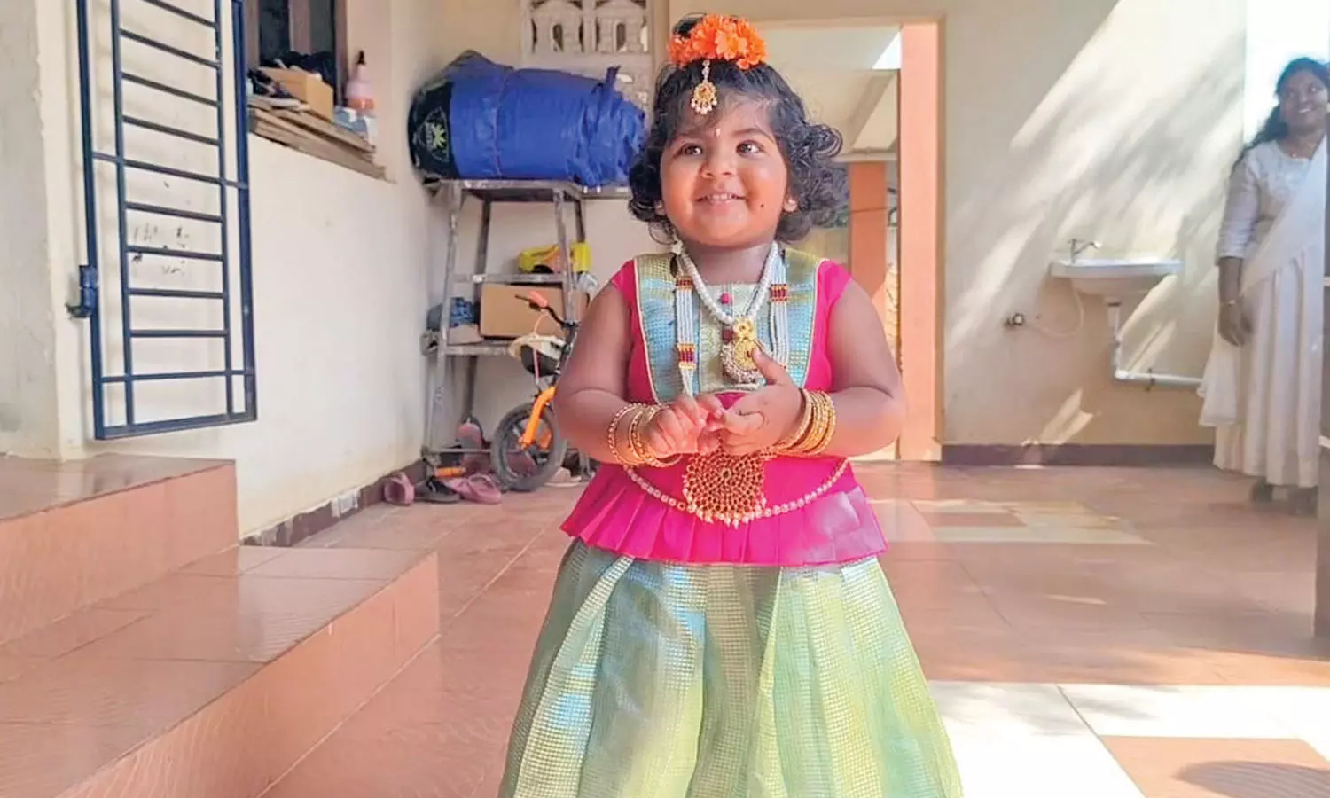 பரதம் ஆடியபடியே பரத முத்திரை, சுலோகங்கள் கூறி தஞ்சை சிறுமி சாதனை பரதம் ஆடியபடியே பரத முத்திரை, சுலோகங்கள் கூறி தஞ்சை சிறுமி சாதனை