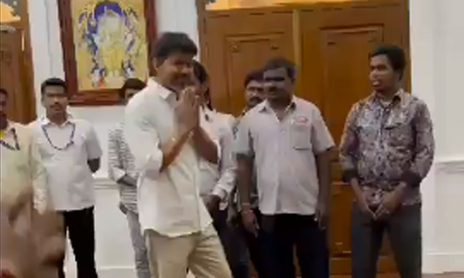 மனு கொடுக்க சென்ற விஜய்.. செல்ஃபி எடுத்துக் கொண்ட அலுவலர்கள்.. வீடியோ வைரல்