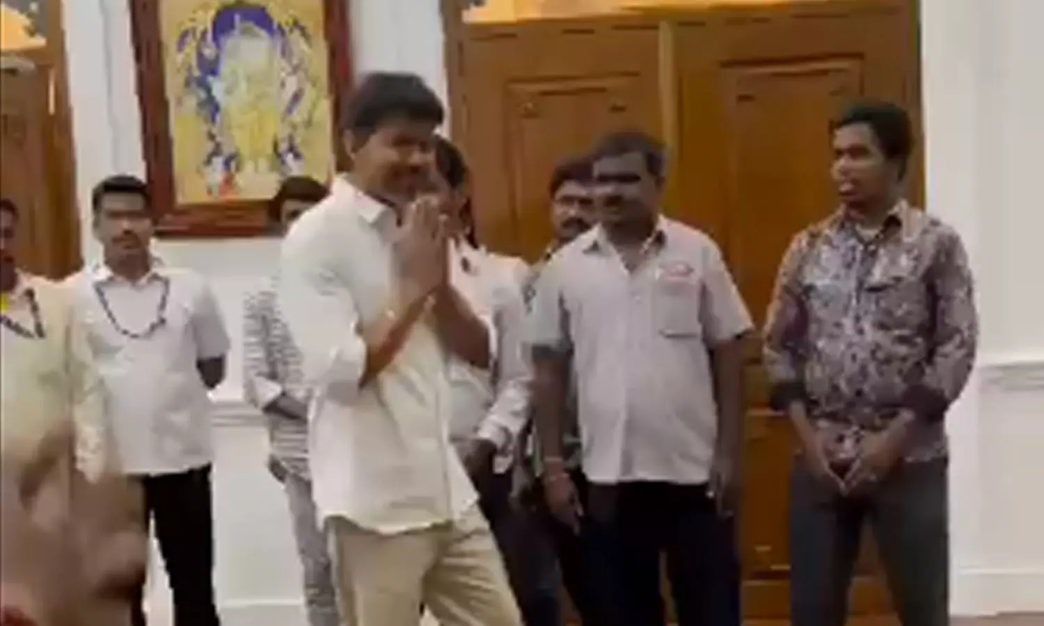 மனு கொடுக்க சென்ற விஜய்.. செல்ஃபி எடுத்துக் கொண்ட அலுவலர்கள்.. வீடியோ வைரல்