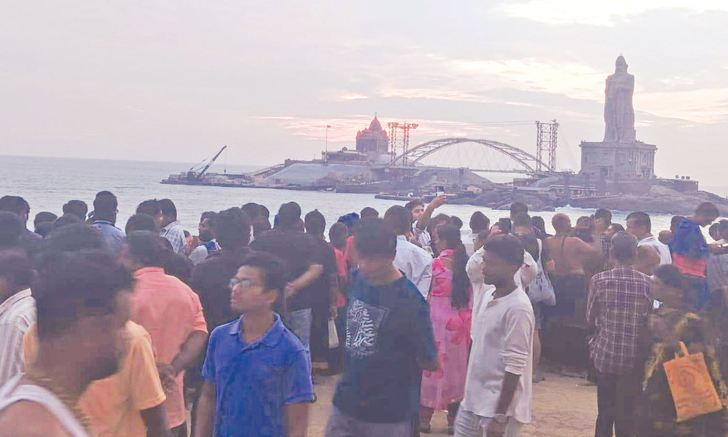 மேகமூட்டம் காரணமாக கன்னியாகுமரியில் புத்தாண்டின் முதல் சூரிய உதயம் தெரியவில்லை