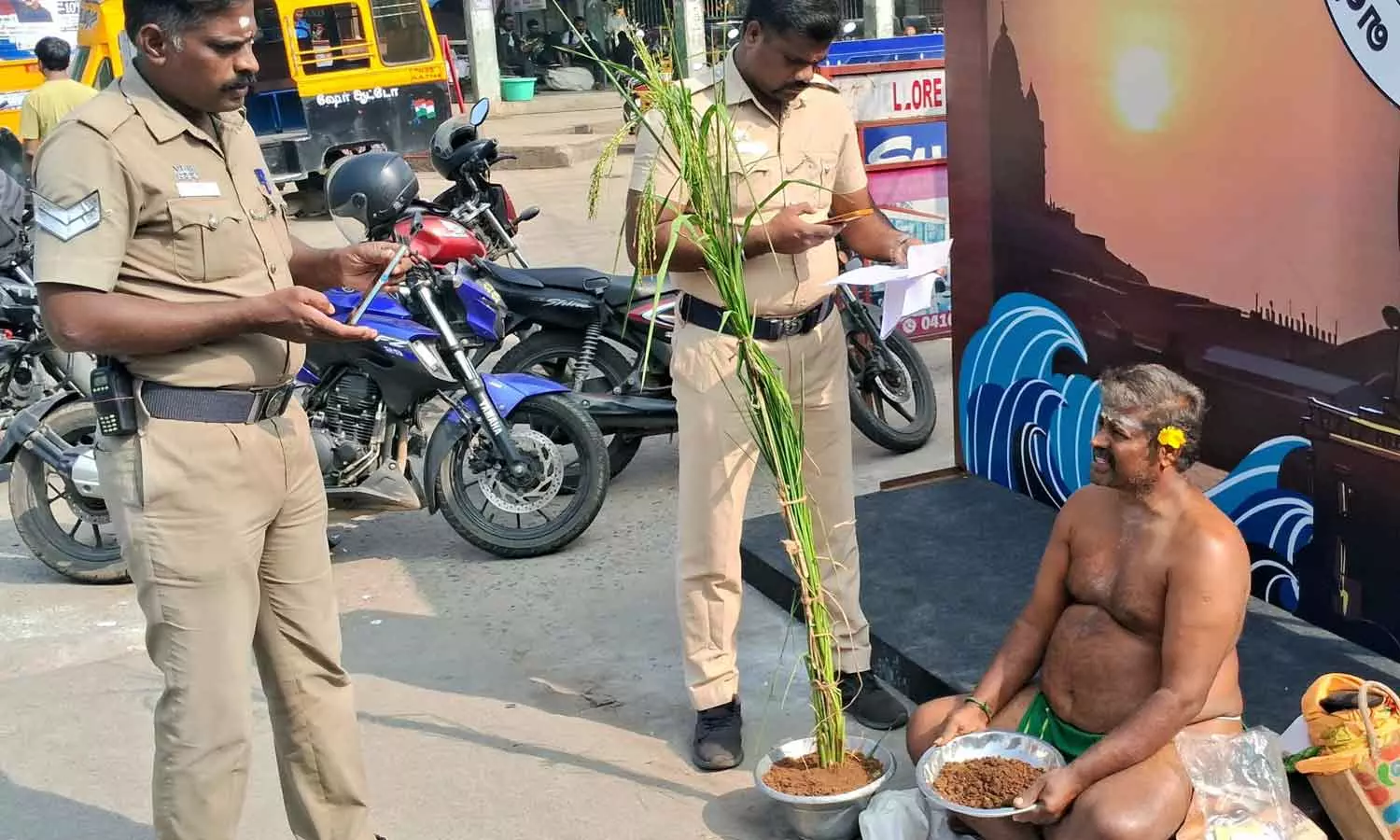 வேலூரில் திருவள்ளுவர் சிலை முன்பு விவசாயி அரை நிர்வாண போராட்டம்