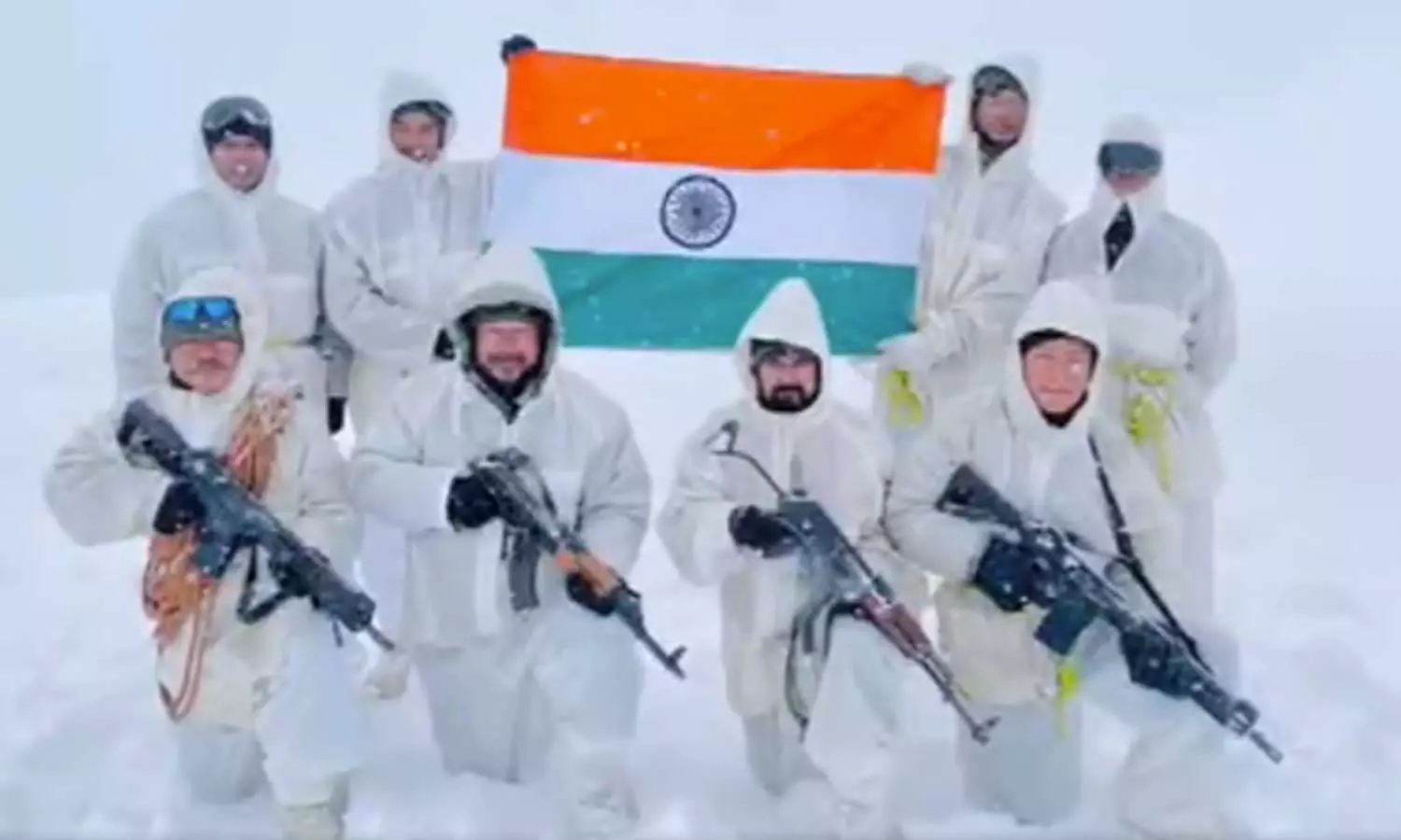 VIDEO: கடுமையான பனிப்பொழிவிற்கு இடையே எல்லையை பாதுகாக்கும் இந்திய ராணுவ வீரர்கள்