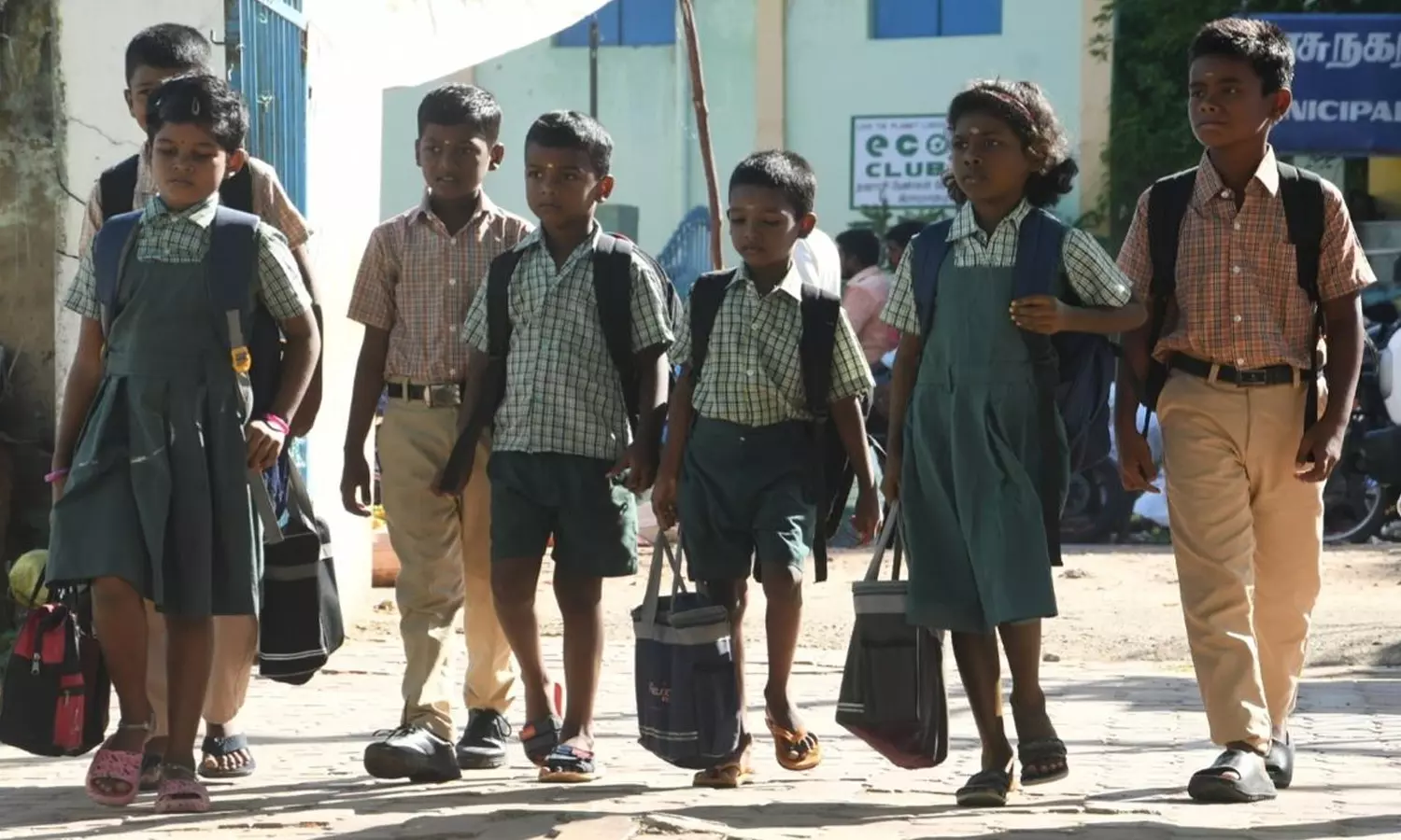 திட்டமிட்டபடி நாளை பள்ளிகள் திறக்கப்படும்- பள்ளி... ... இன்றைய முக்கிய செய்திகள்.. லைவ் அப்டேட்ஸ்