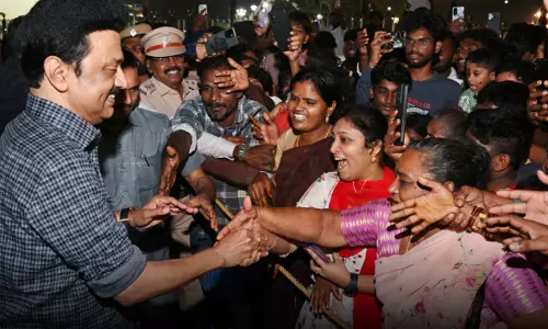 அண்ணா, கலைஞர் நினைவிடத்தில் மரியாதை: பொதுமக்களுக்கு புத்தாண்டு வாழ்த்து தெரிவித்த முதலமைச்சர்