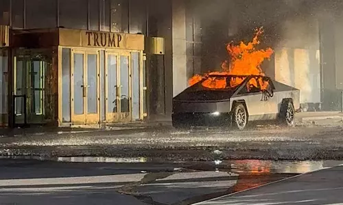 டிரம்புக்கு சொந்தமான ஹோட்டல் முன்பு திடீரென வெடித்து தீப்பிடித்த டெஸ்லா சைபர்ட்ரக்- ஒருவர் உயிரிழப்பு