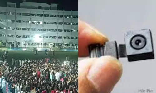 கல்லூரி விடுதி கழிவறையில் ரகசிய கேமரா: மாணவ-மாணவிகள் போராட்டம்