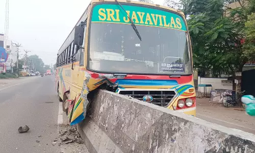 சாலை தடுப்புச் சுவரில் தனியார் பேருந்து மோதி விபத்து
