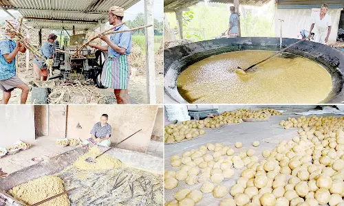 பொங்கலையொட்டி அறுவடை செய்த கரும்பில் இருந்து தித்திக்கும் மண்டை வெல்லம் தயாரிக்கும் பணி மும்முரம்