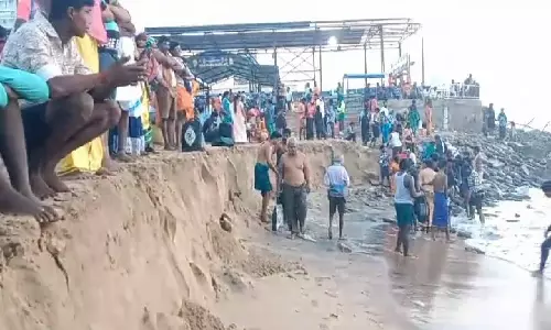 திருச்செந்தூர் கடற்கரையில் 2-வது நாளாக 10 அடி ஆழத்திற்கு கடல் அரிப்பு